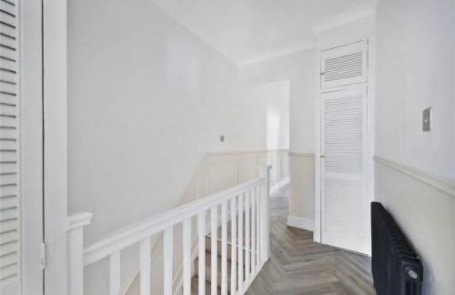 Newly refurbished 2 br apartment with a beautiful garden - Foto 29