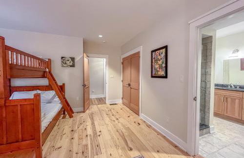 Stunning Luxury Ski-InSki-Out Home w Hot Tub - Foto 38