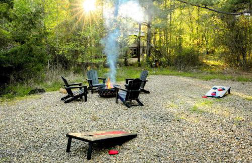 NEW Farmhouse-Chic Cabin with Hot Tub & Firepit - Foto 29