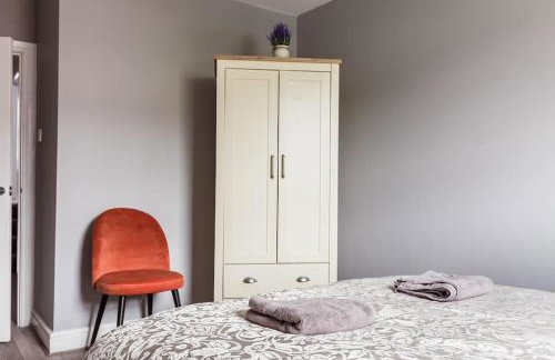 4 bedroom house, 2 Min Walk From Station - Photo 8