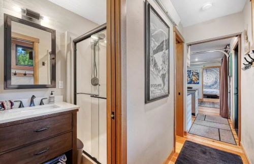 Two Pines - Unique container home w/hot tub - Downtown - Trailer Parking - Pet friendly - Foto 19