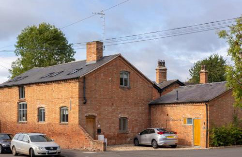 CV37 9HF The Tack Room Shottery · Charming 1Bed in Shottery with secure Parking Pass The Keys - Photo 2