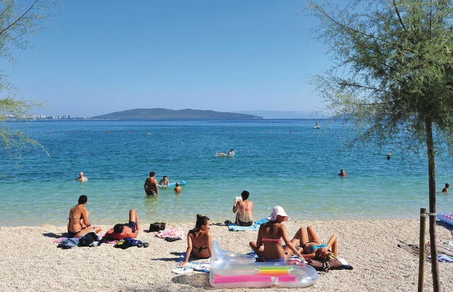Modern Traditional Apartment w Patio, Near Beach - Photo 16