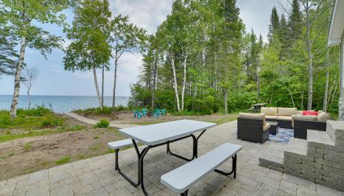 Cheboygan Getaway with Fire Pit and Lake Access! - Foto 2