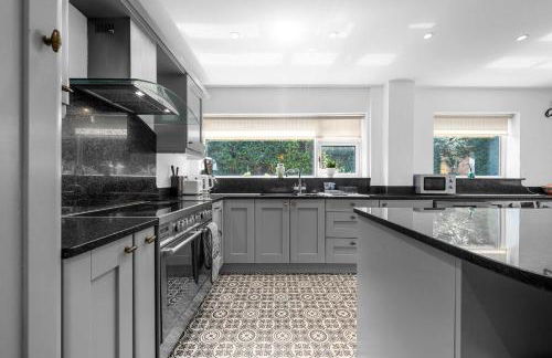 Lovely Greater MCR Family Home by City SuperHost - Photo 11