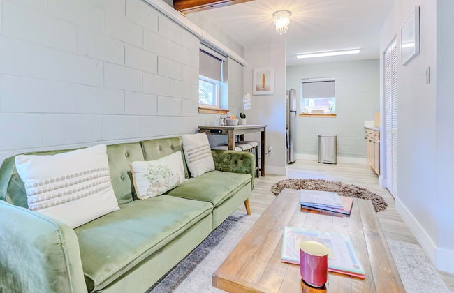 Themed Lux Loft with King Bed Free Parking and WiFi - Photo 45