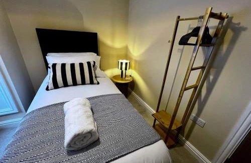 Elegant Hayfield Escape - Heart of Peak District - Photo 29