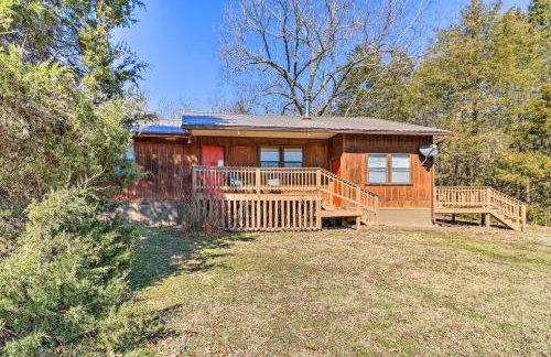 Walk to White River Home with Deck in Flippin! - Foto 23