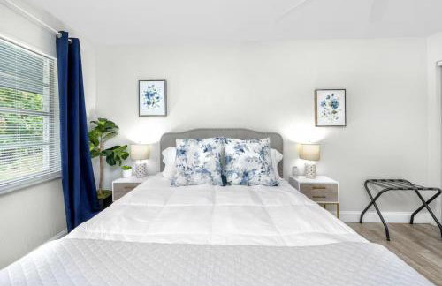 1 Block to Downtown - 7 min to beach - King bed & Free parking - Foto 19