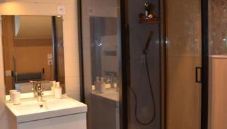 Gite "La belle échappée" à 5 minutes du lac - Foto 5, Shower