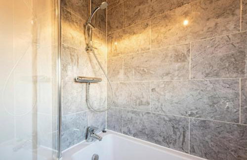 Family-Friendly 4-Bedroom House in Moston with Parking and Garden - Foto 30