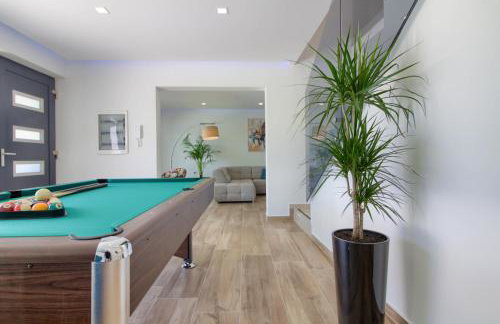 Luxury Villa with extra heated pool with hydromassage, biliard near town center and beach by WiiBuk - Foto 7