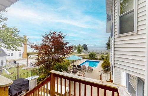 Steps to Crystal Lake! Group Getaway with Hot Tub - Foto 29