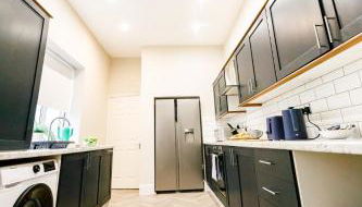 3Bed Cottage - WiFi & Parking - Perfect for Contractors - Foto 5, stove, dishwasher