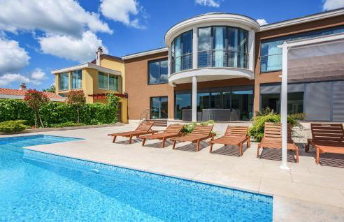 Five-Bedroom Holiday Home In Zminj - Photo 10