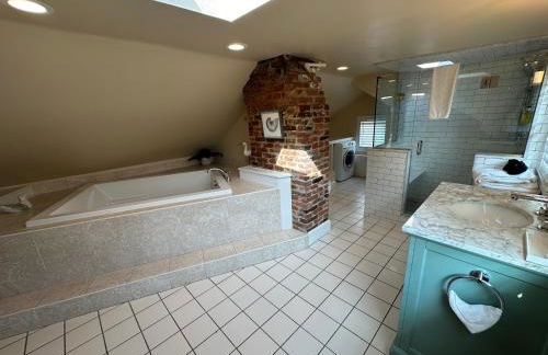 Charming Victorian Home Downtown Newport - Photo 11