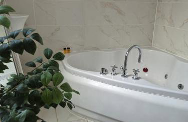 Beautiful 5-Bedroom home with Free Parking - Foto 21