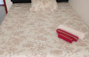 Terraço Familiar , 2 quartos com ar condicionado, 2 banheiros, churrasqueira a carvão , wi-fi, vaga para 2 carros suporta até 7 pessoas - Foto 13