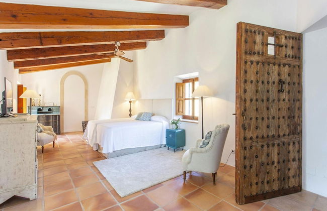 Stunning Farmhouse With Private Pool - Photo 8