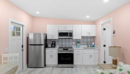 Charming Suite with Balcony and Bikes at Historic Sandpiper Inn - Foto 3