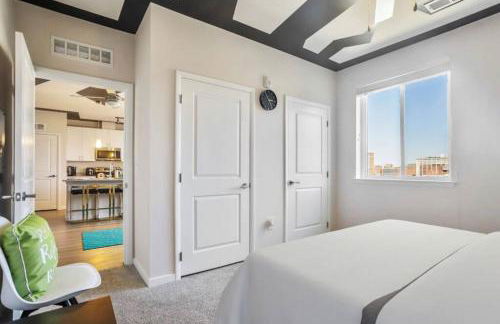 Lux Penthouse Skyline, Views Gym , Free Parking & Wifi - Photo 8