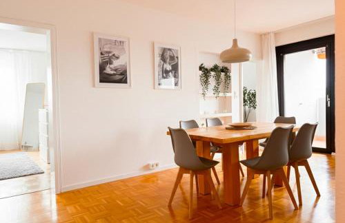 stylische 110m2 Wohnung in Top Lage mit Balkon und 2 Schlafzimmern für bis zu 6 Personen sowie kostenloser Parkgarage max 1,65m Höhe und 1,8m Breite - Foto 18