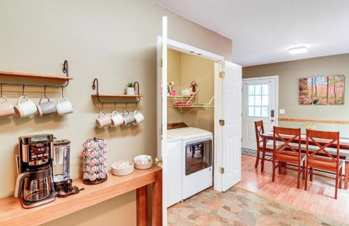 Campton Cottage with Hot Tub, Near Hiking and Climbing - Foto 10