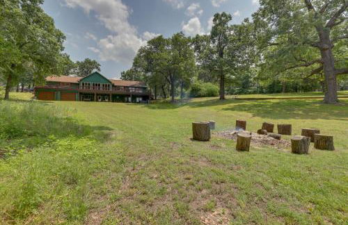 Lakefront Grove Cabin Shared Dock and Seasonal Pool - Foto 26