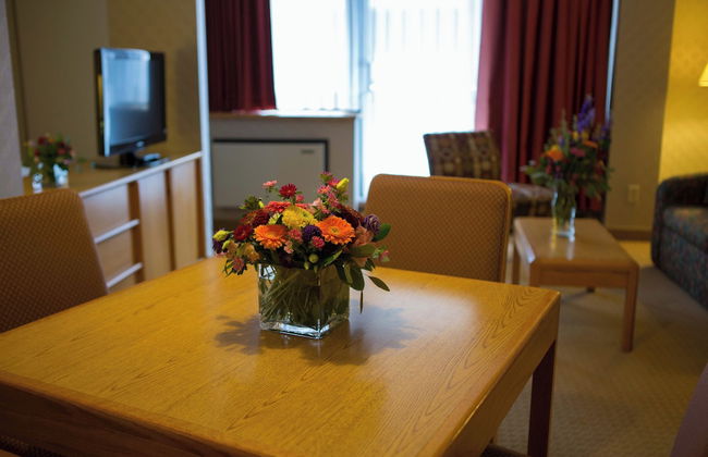 Cartier Place Suite Hotel - Photo 11