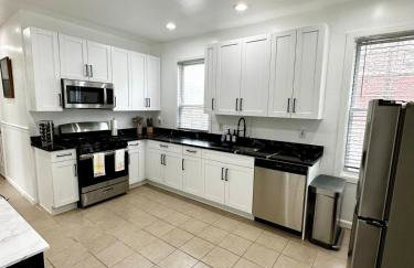 Sleeps 8, Stylish Home, Great Access NYC & EWR - Photo 18