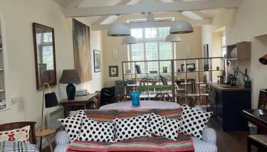 Charming Old Schoolroom - Photo 2