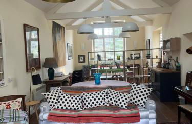 Charming Old Schoolroom - Photo 2