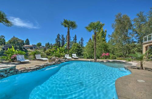 Luxe Getaway with Riverfront Views in Grants Pass! - Foto 42