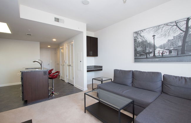 Pentagon Luxe Apartments - Photo 11