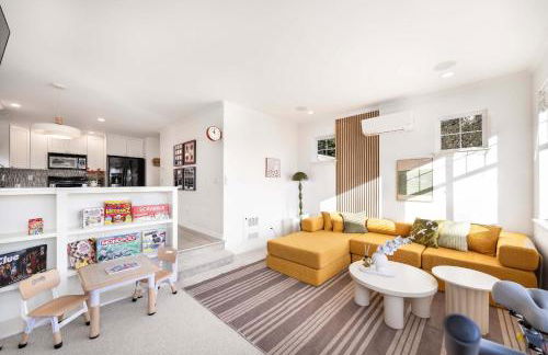 Rare 2BR Modern Urban Escape Free Parking - Foto 10