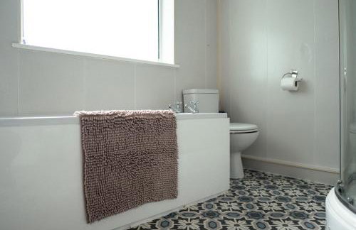 Large 4 BedroomProperty driveway and 3 bathrooms - Photo 17