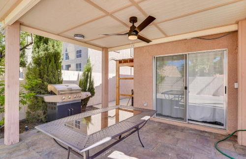 Sleek Vegas Home with Private Pool, Game Room! - Foto 27