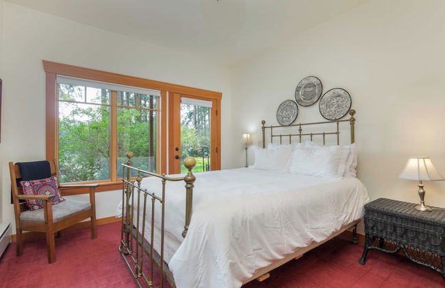 Goss Lake Chalet by Avantstay Lakefront w/ Dock - Photo 26