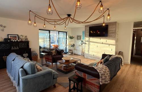 Shore Lodge Beachfront Escape, Sleeps 8, 4BR - Foto 1