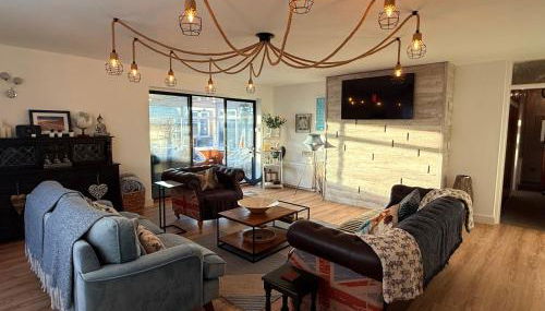 Shore Lodge Beachfront Escape, Sleeps 8, 4BR - Foto 1