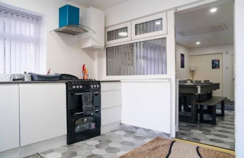 Modern 4-Bed Retreat in Prestwich, Perfect for Weekend Getaways - Foto 29