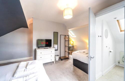 4 Bedroom Stylish House in Redditch - Free Parking - Photo 11