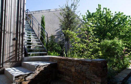 Maison colorée dans un jardin - Foto 4