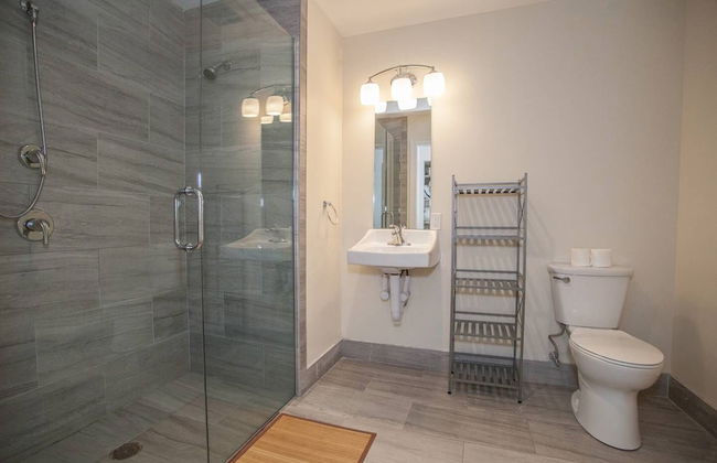 NEW 4 Bed 2 Full Bath Condo Near Back Bay - Photo 24