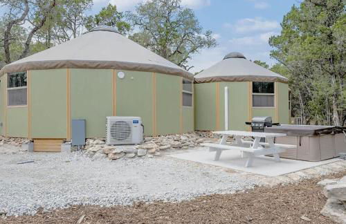 Magnolia Family Yurt Cabin - Hot Tub Loft Full Kitchen & Bath - Foto 12