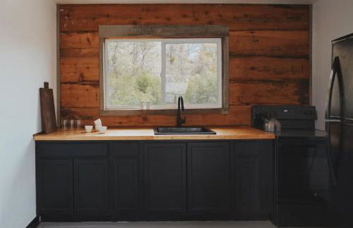 Secluded rustic 2-bedroom cabin on nature retreat - Photo 4