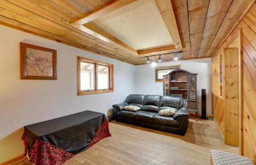 Love Shack Retreat Cabin with Deck and Yard! - Foto 3