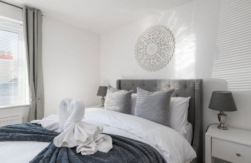 Comfortable 2-Bed Home with Parking & Fast Wi-Fi! - Photo 1