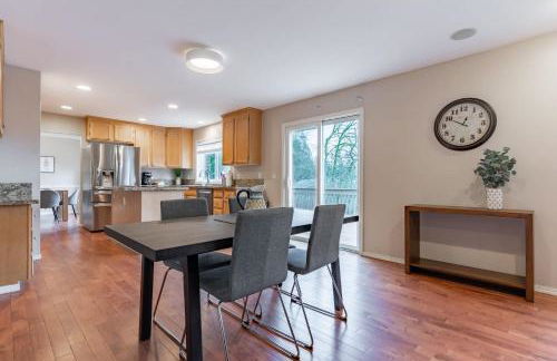 Spacious & Serene 6-Br Family Retreat in Kirkland - Photo 24