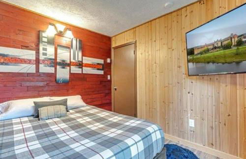 Cabin Retreat with Hot Tub - Foto 20